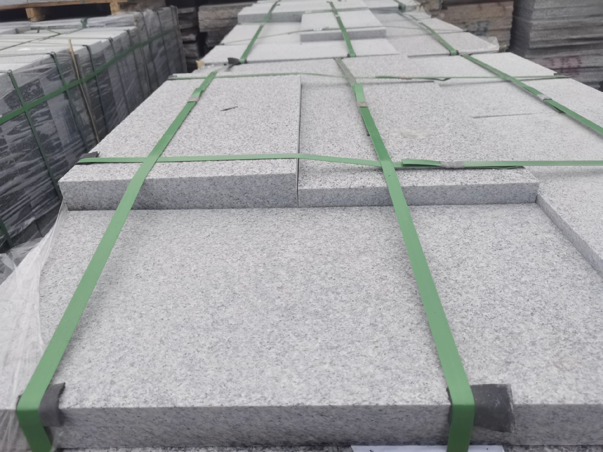 外墻干掛2.5公分厚芝麻灰花崗巖石材廠家火燒板光面荔枝面價格(圖2)